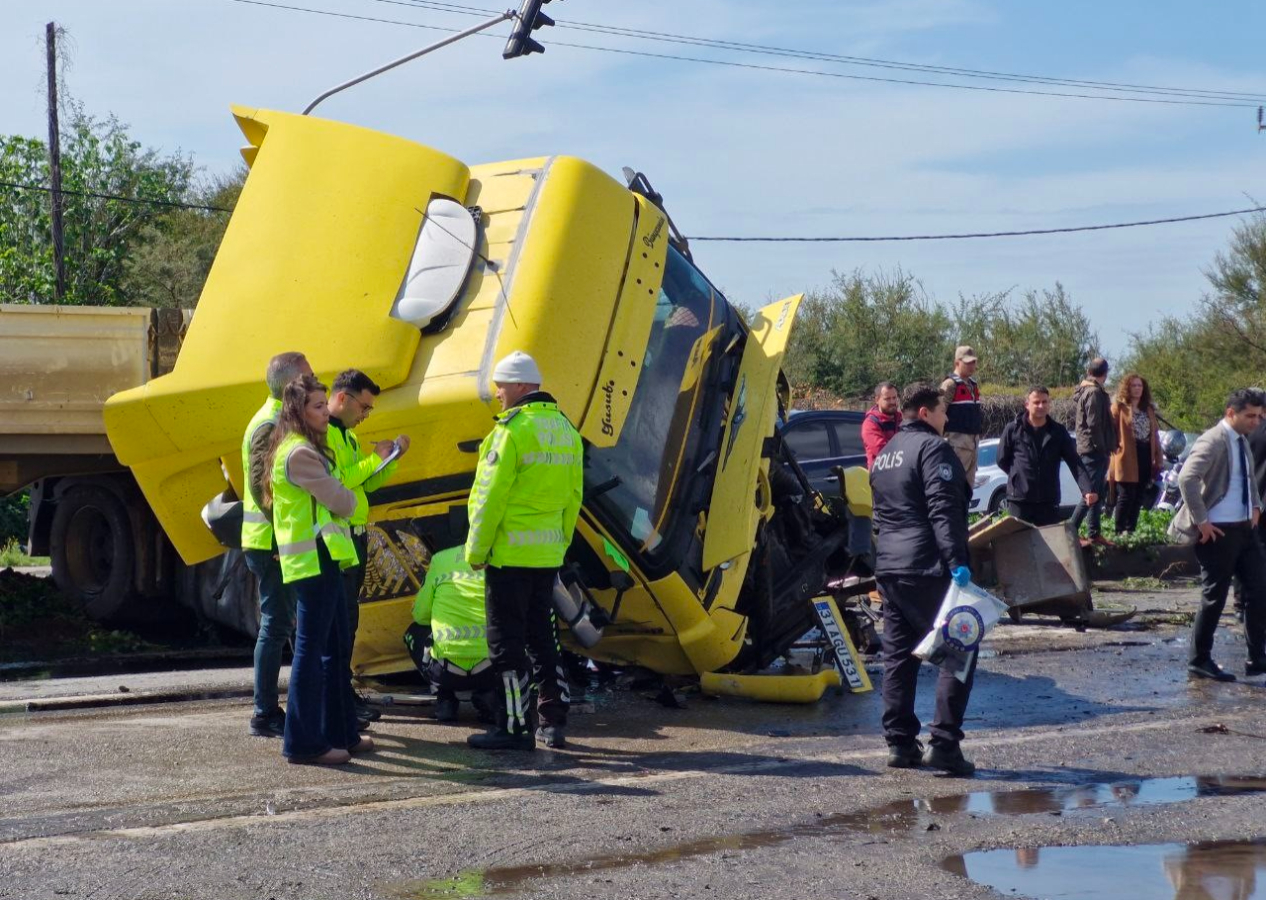 Hatay’ın Dörtyol ilçesinde, otomobille tırın çarpışması sonucu meydana gelen kazada 6 kişi yaşamını yitirdi