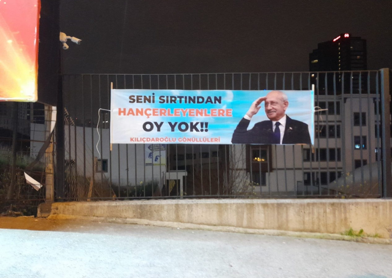 Kılıçdaroğlu destekçilerinden dikkat çeken hamle! İstanbul sokaklarında 'Hançercilere oy yok' pankartları astılar...