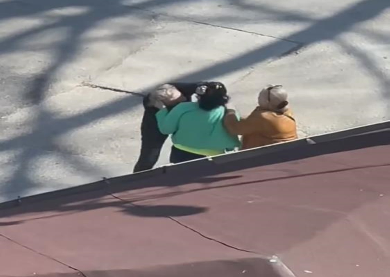 Bursa'da iki kadın yol ortasında saç saça birbirlerine girdi! O anlar kameraya yansıdı