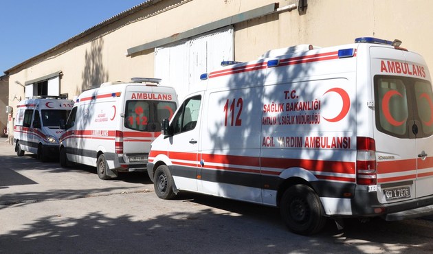 Düğüne ambulansla gittiler, Kaymakama yakalandılar...
