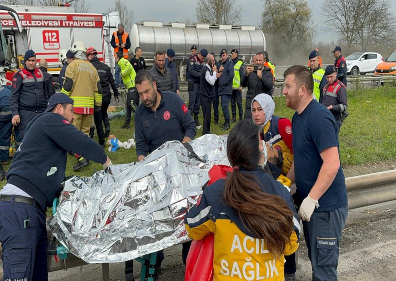 TEM'de feci kaza: Yolcu otobüsü tıra arkadan çarptı