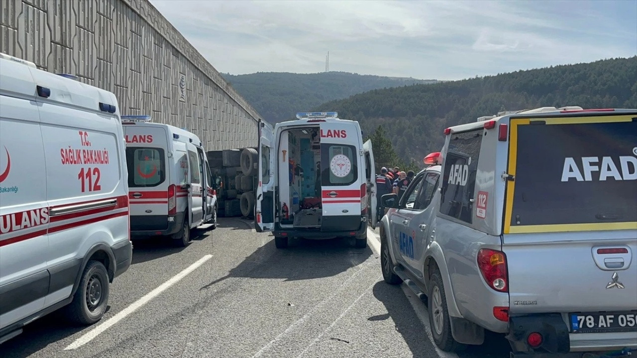D-100’de korkunç kaza! TIR otomobilin üzerine devrildi: 4 ölü, 3 yaralı!