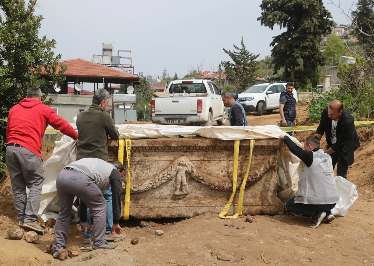 Hatay'da, elektrik altyapı çalışması gerçekleştirilen bir evin bahçesinde lahit bulundu