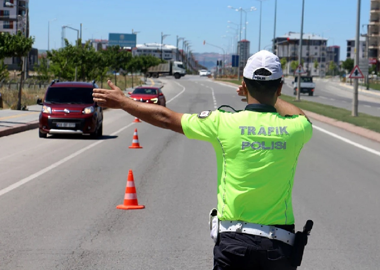İstanbul Valiliği yılbaşı tedbirlerini açıkladı! Şişli, Beyoğlu, Beşiktaş ve Kadıköy'de bu yollar trafiğe kapatılacak... İşte alternatif güzergahlar...