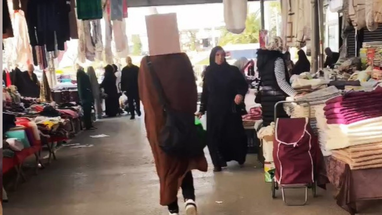 Pazarda kafasında karton kutuyla gezdi! Sonra gözlerden kayboldu!