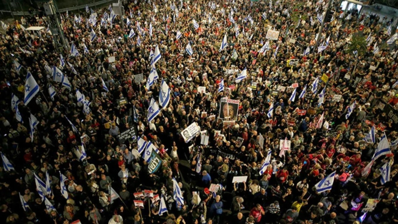 Tel Aviv'de binlerce İsrailli isyan etti: Netanyahu'ya istifa çağrısı
