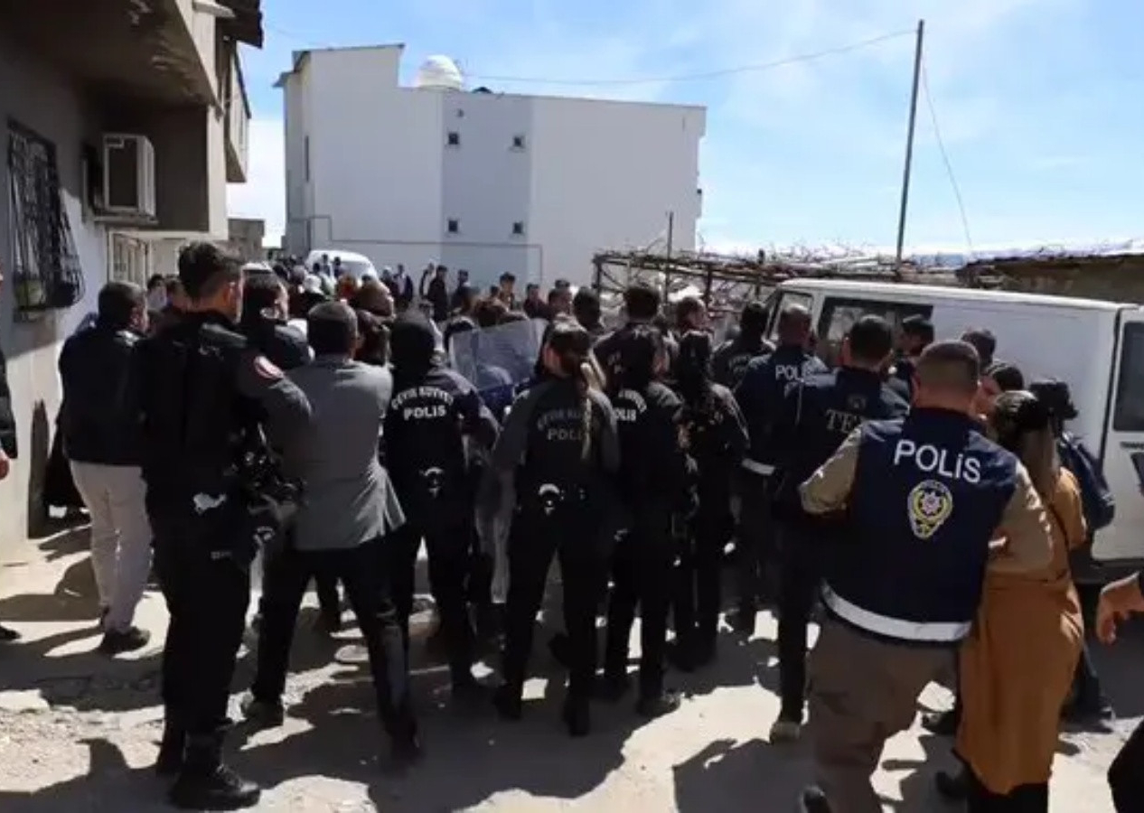 Şırnak'ta oy kullanmaya giden güvenlik güçlerine hakaret eden PKK yandaşları gözaltına alındı!