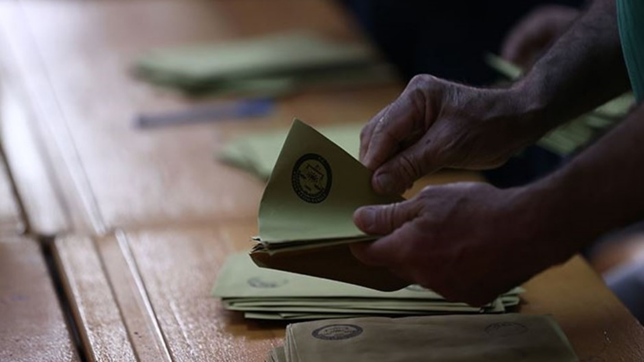 Afyon'da sandık görevlisi muhtarı bıçakladı