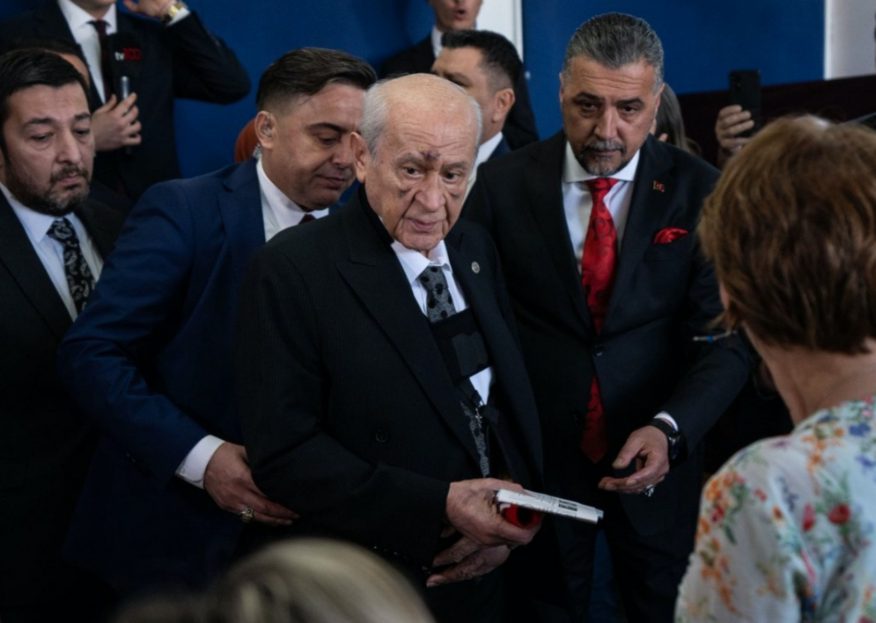 Devlet Bahçeli'nin kolundaki sargı ve yüzündeki morlukların nedeni belli oldu! MHP'den açıklama...