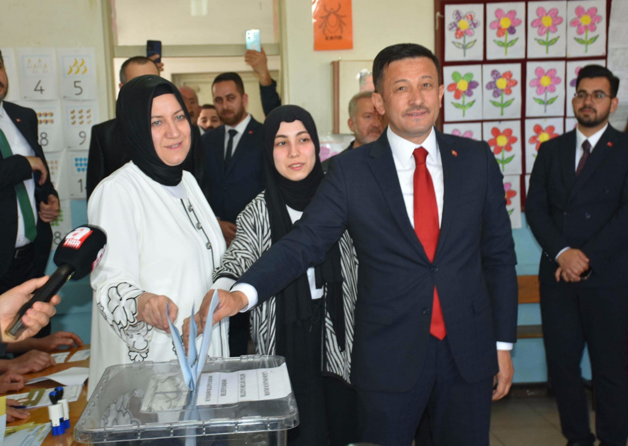 Cumhur İttifakı İzmir Büyükşehir Belediye Başkan adayı Hamza Dağ oyunu kullandı: İzmirli hemşerilerimizin kazandığı bir sonuç çıkacak!