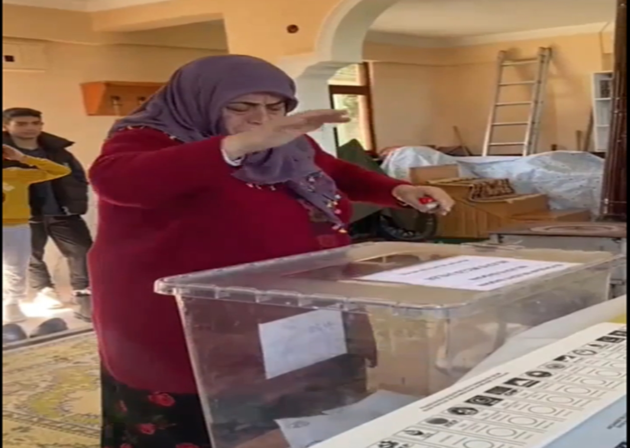 Trabzon'da zarfı sandığa sığmayan kadının tepkisi gülümsetti