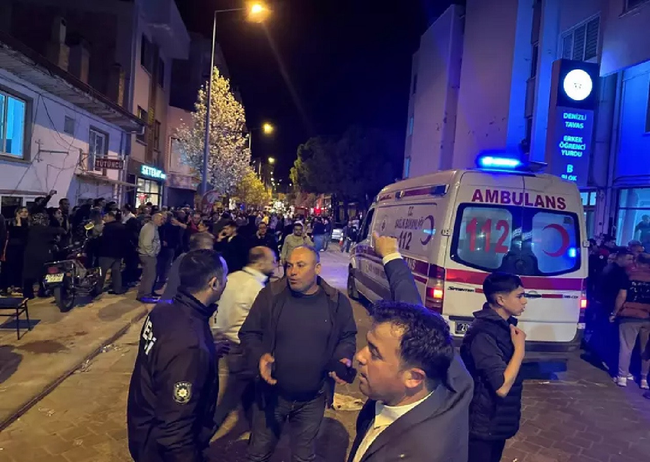 Denizli Tavas'ta CHP ilçe başkanlığı binasında kutlama sırasında balkon çöktü! 1'iağır 4 kişi yaralandı...