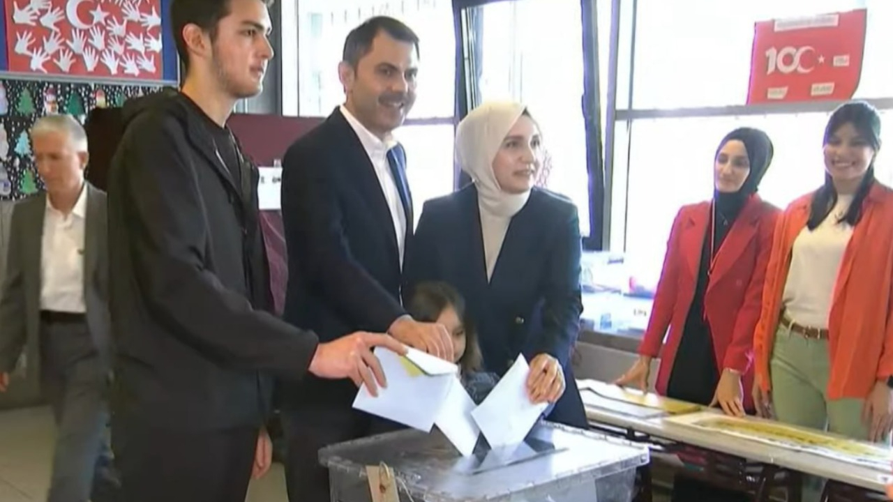 Murat Kurum oy kullandığı sandıktan birinci çıktı