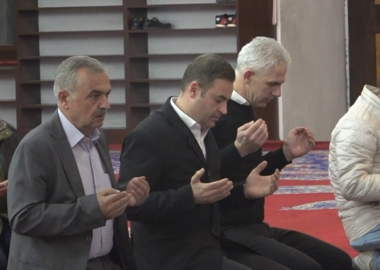 CHP'li Balıkesir Büyükşehir Belediye Başkanı Ahmet Akın güne şükür namazı kılarak başladı