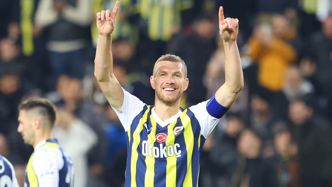Edin Dzeko'dan İsmail Kartal'a büyük destek! Takım arkadaşlarıyla toplantı yaptı, hedefi gösterdi: "3 kupayı da istiyorum"