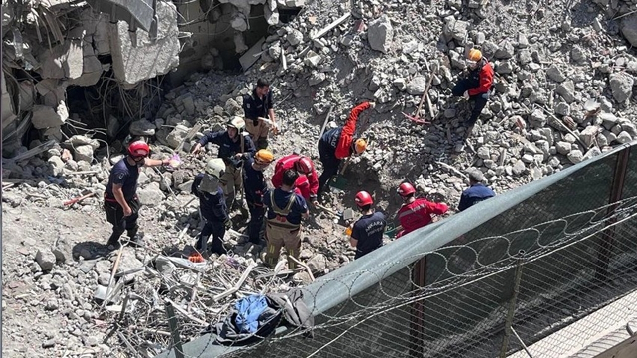 Ankara’nın Çankaya ilçesinde bir kişi, istinat duvarının altında kaldı