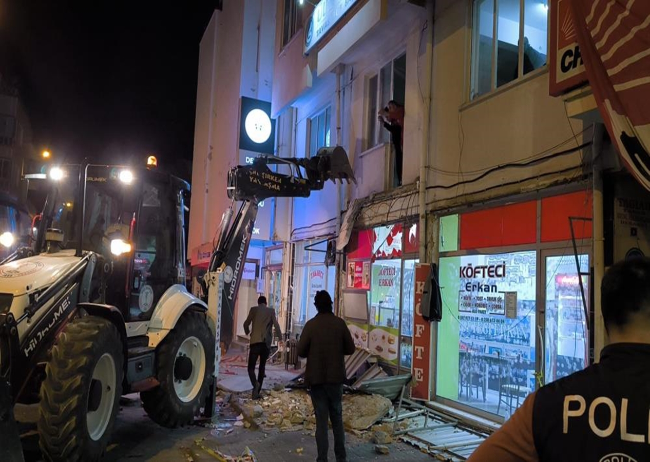 Kutlama sırasında çöken balkondan düşen CHP'li ilçe başkan yardımcısı yaşamını yitirdi