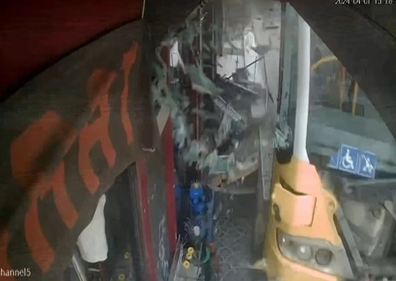 İstanbul Beyoğlu'nda seyir halinde olan İETT otobüsü kaldırımdaki yayalara çarptı