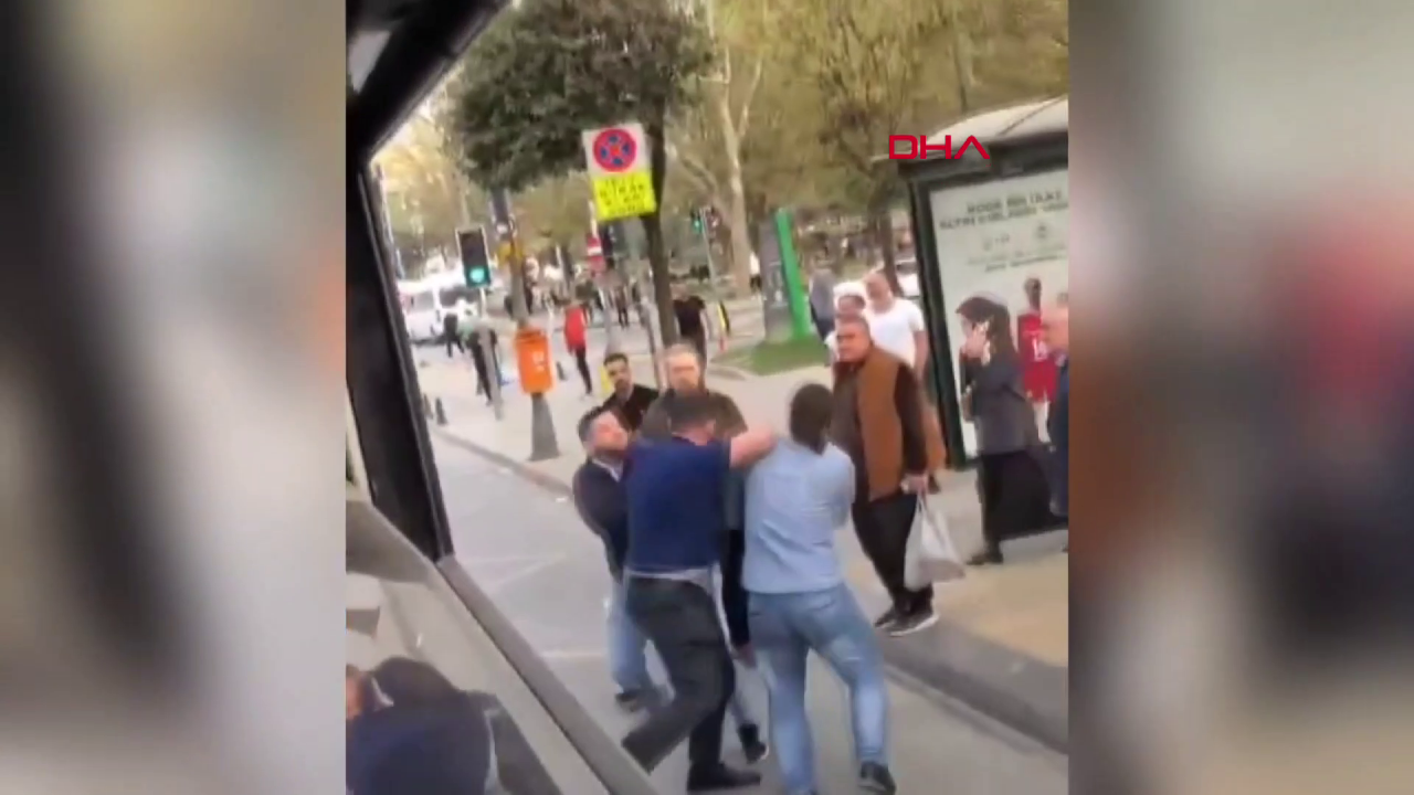 İETT otobüsünde yolcu ile şoförün kavgası kamerada