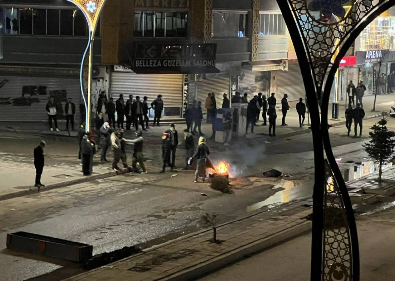 DEM Partililer Van'dan sonra Hakkari'yi de ateşe verdi!