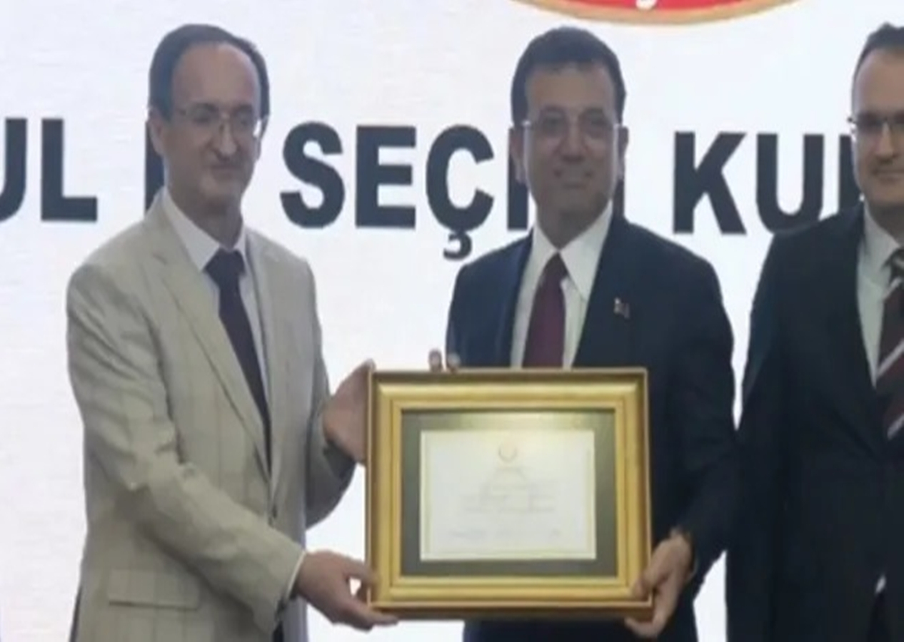 İBB Başkanı Ekrem İmamoğlu mazbatasını aldı