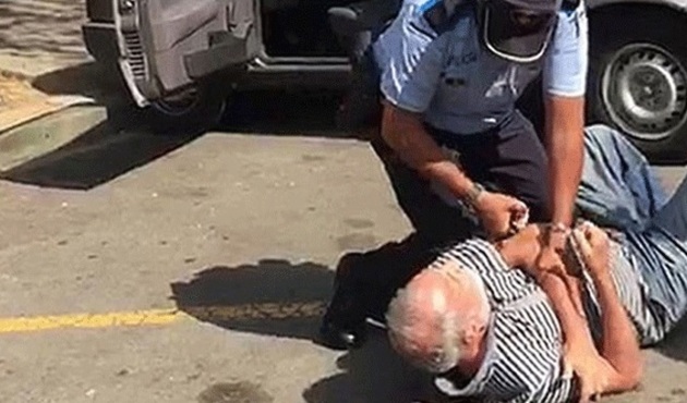 Rum polisinden sınırı geçen Türk'e dayak!