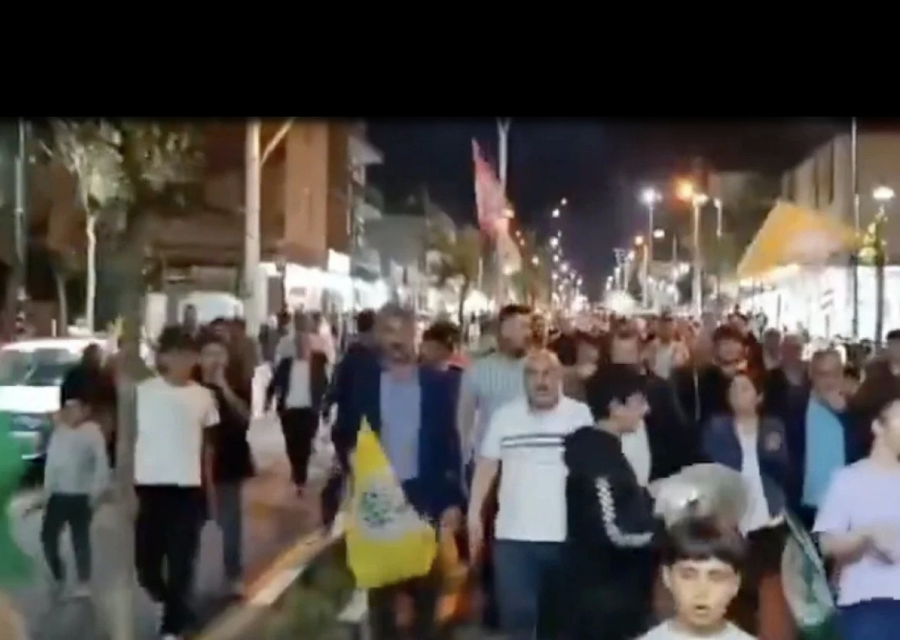 Van'da başlayan provokasyon Manisa'ya da sıçradı! DEM Partililer sokaklara çıktı! 'CHP uyuma' sloganları atılıyor...