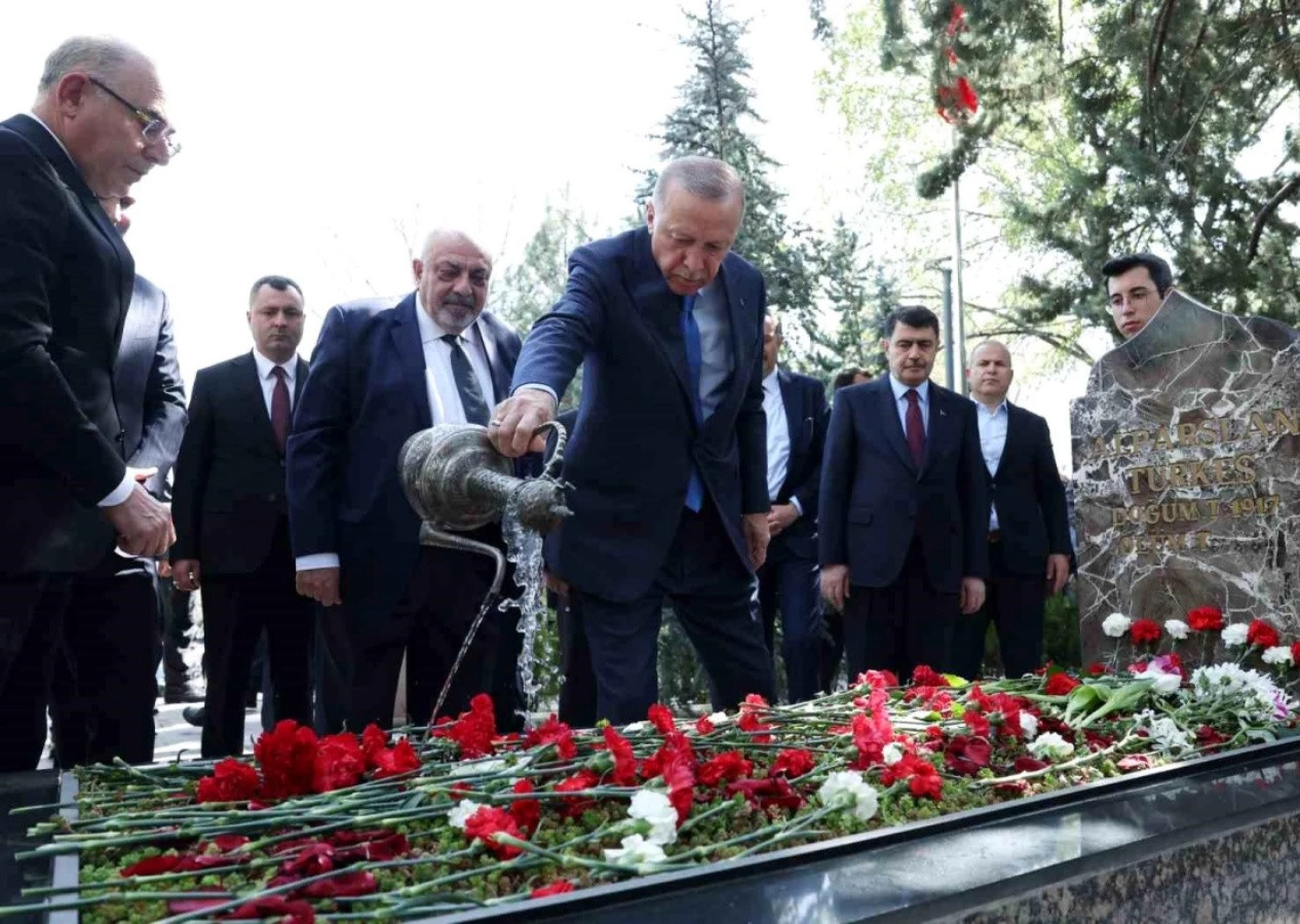 Vefatının 27'nci yılı... Cumhurbaşkanı Erdoğan, Alparslan Türkeş'in kabrini ziyaret etti