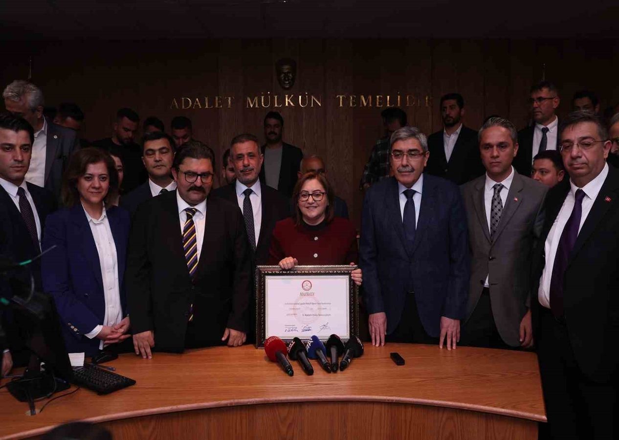 Gaziantep Büyükşehir Belediye Başkanlığı'na yeniden seçilen Fatma Şahin, mazbatasını aldı
