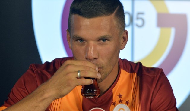 Podolski'den ince belli bardakla selam! / VİDEO