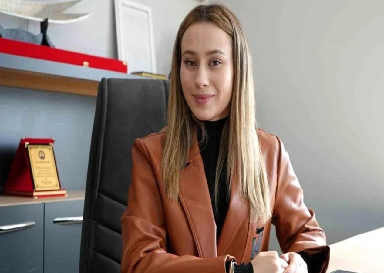Türkiye'nin en genç belediye başkanı mazbatasını aldı