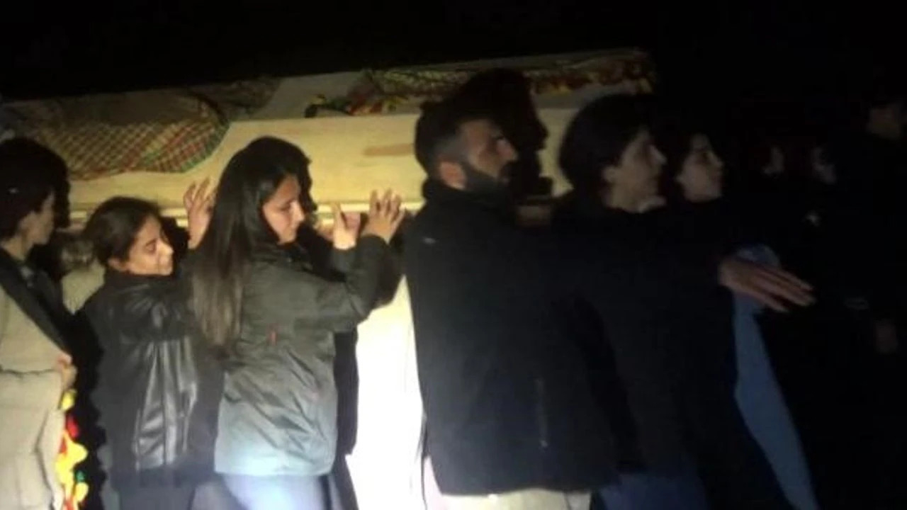 DEM Partili milletvekilinden skandal hareket! PKK'lı teröristin tabutunu taşıdı...