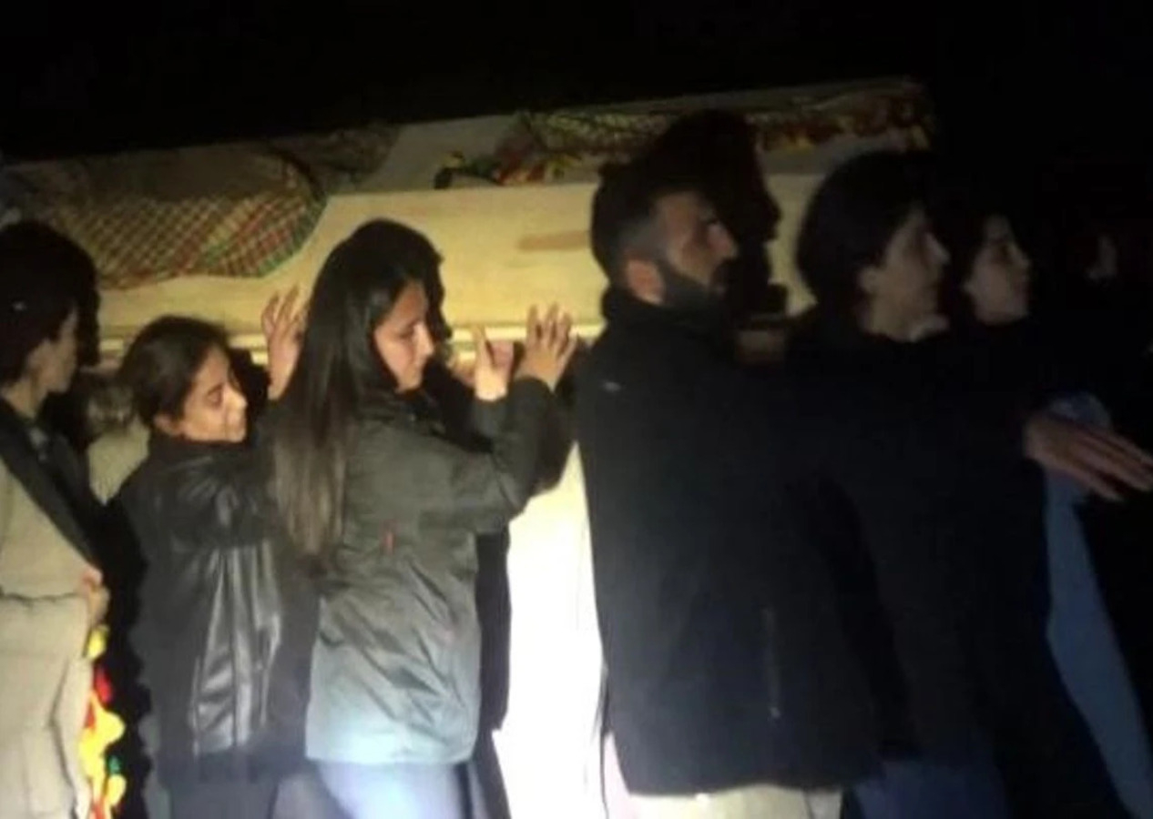 DEM Partili milletvekilinden skandal hareket! PKK'lı teröristin tabutunu taşıdı...