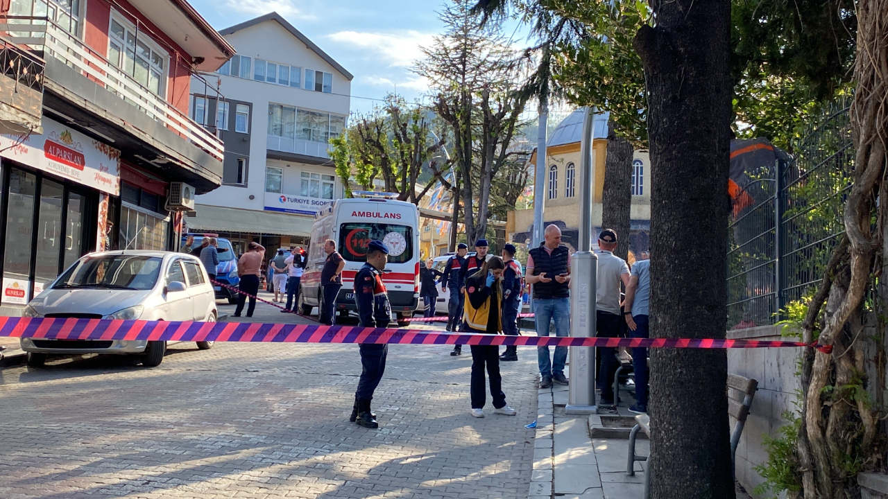 Kavga ettiği şahsı değil ayırmak isteyenleri vurdu