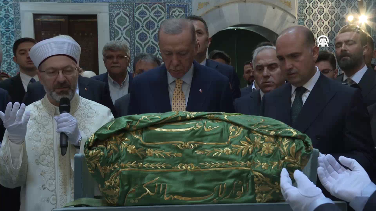 Cumhurbaşkanı Erdoğan Hırka-i Şerif’i ziyaret etti
