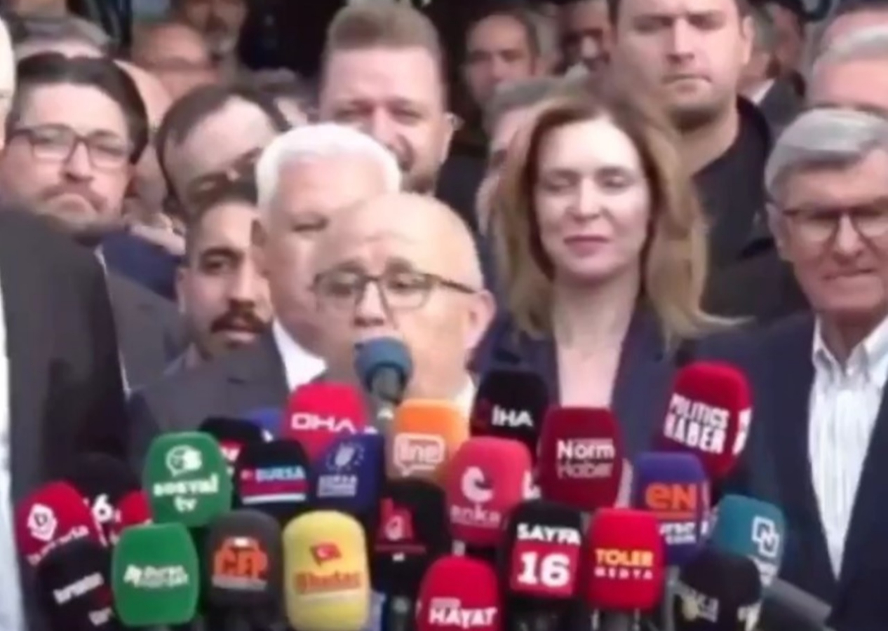 Bursa'da Mustafa Bozbey'in mazbata töreninde ilginç anlar! İl Seçim Kurulu Müdürü Mehmet Us'un amigoluk görüntülerine hem idari hem de ceza soruşturması