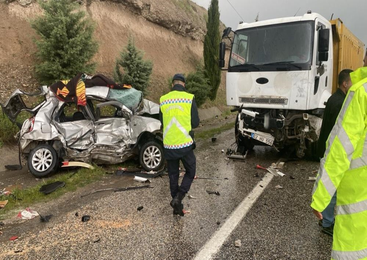 Adıyaman’da, kamyon ile otomobilin çarpışması sonucu 2 genç arkadaş hayatını kaybetti.