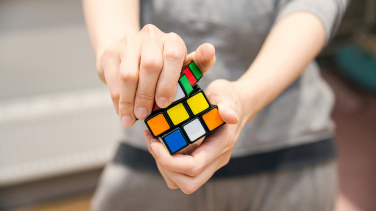 Rubik küp nasıl çözülür? İşte adım adım Rubik çözümü...