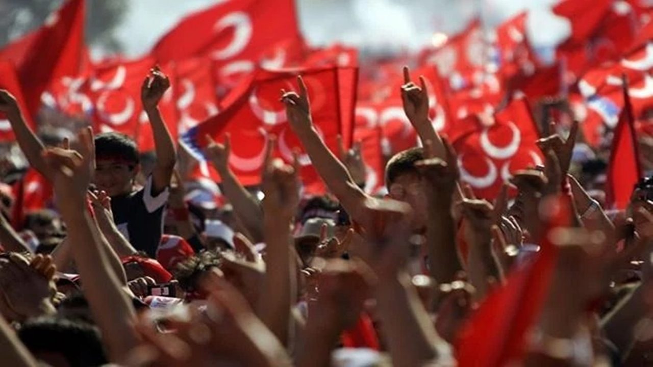 MHP'li Semih Yalçın: Lilliput'lu ülkü cüceleri cambaz oynatıcılar tarafından sahnede