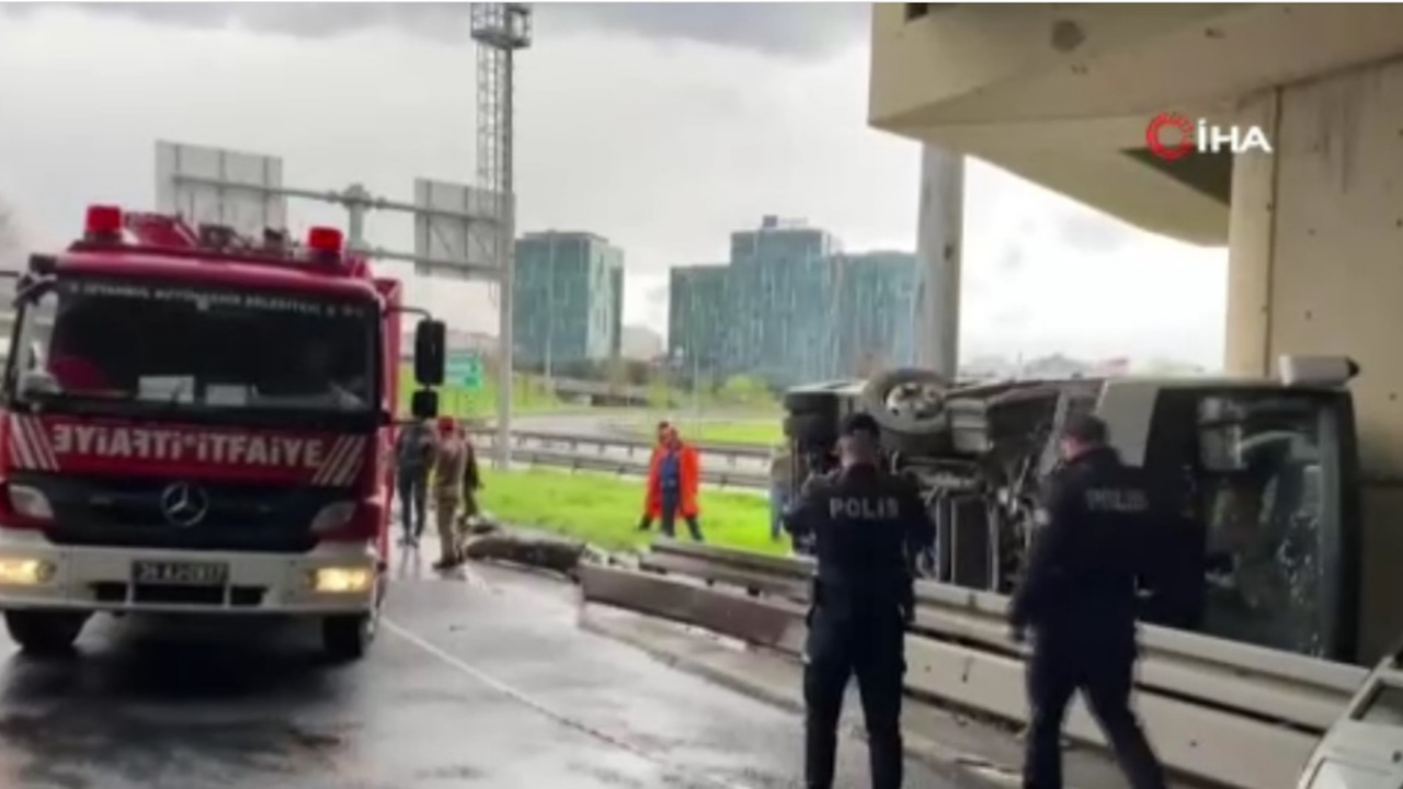 İstanbul'da sivil polisleri taşıyan minibüs devrildi! 6 kişi yaralandı