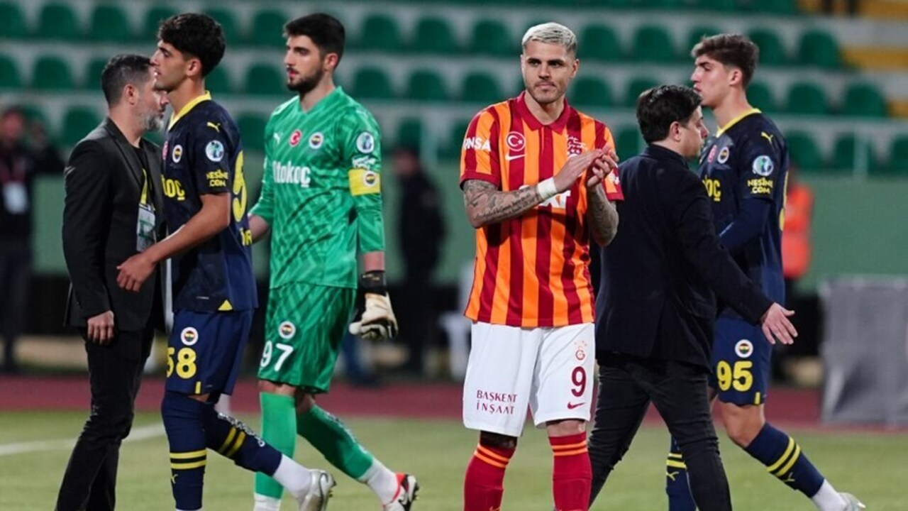 Fenerbahçe sahayı terk ederken Galatasaray'dan alkışlı tepki!