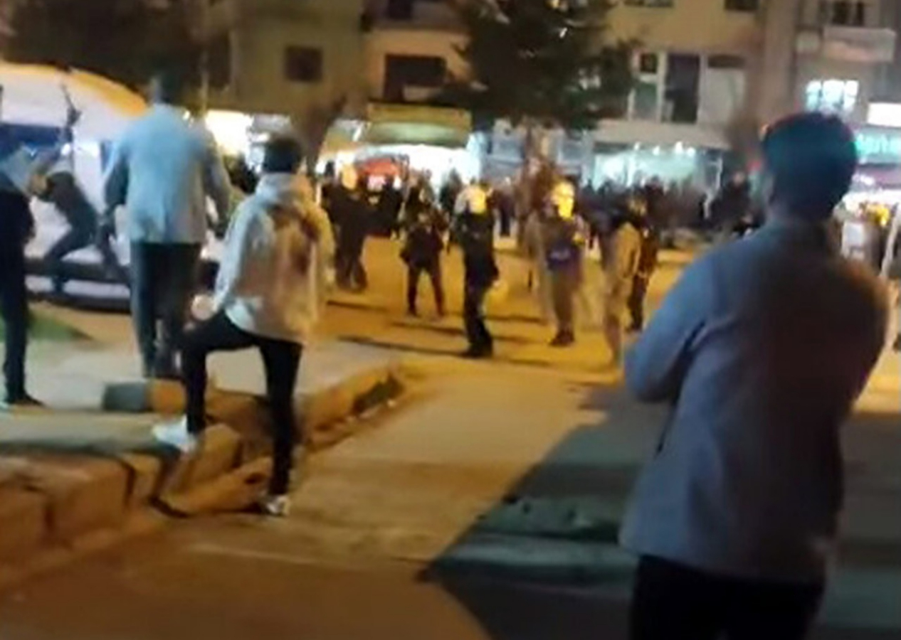 Bitlis'in Güroymak ilçesinde belediye başkanlığı YRP'den AK Parti'ye geçti! Sonucu hazmedemeyen YRP'li grup ortalığı savaş alanına çevirdi! 5 polis yaralandı, 14 gözaltı