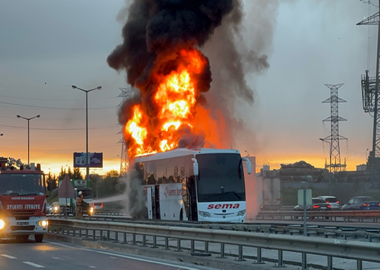 İstanbul Ümraniye'de ayrı noktalardaki iki yolcu otobüsünde yangın çıktı.