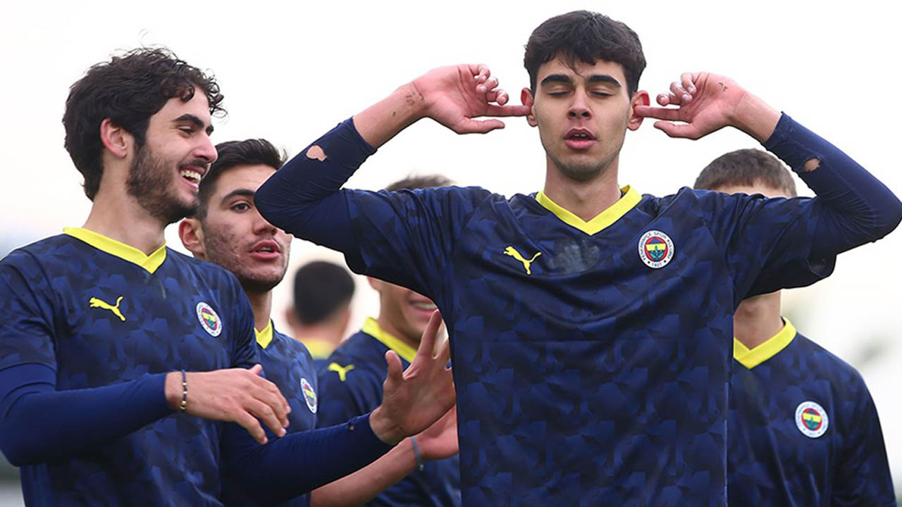 Fenerbahçe'den tarihe geçen karar: Bir günde iki maça çıkacaklar!