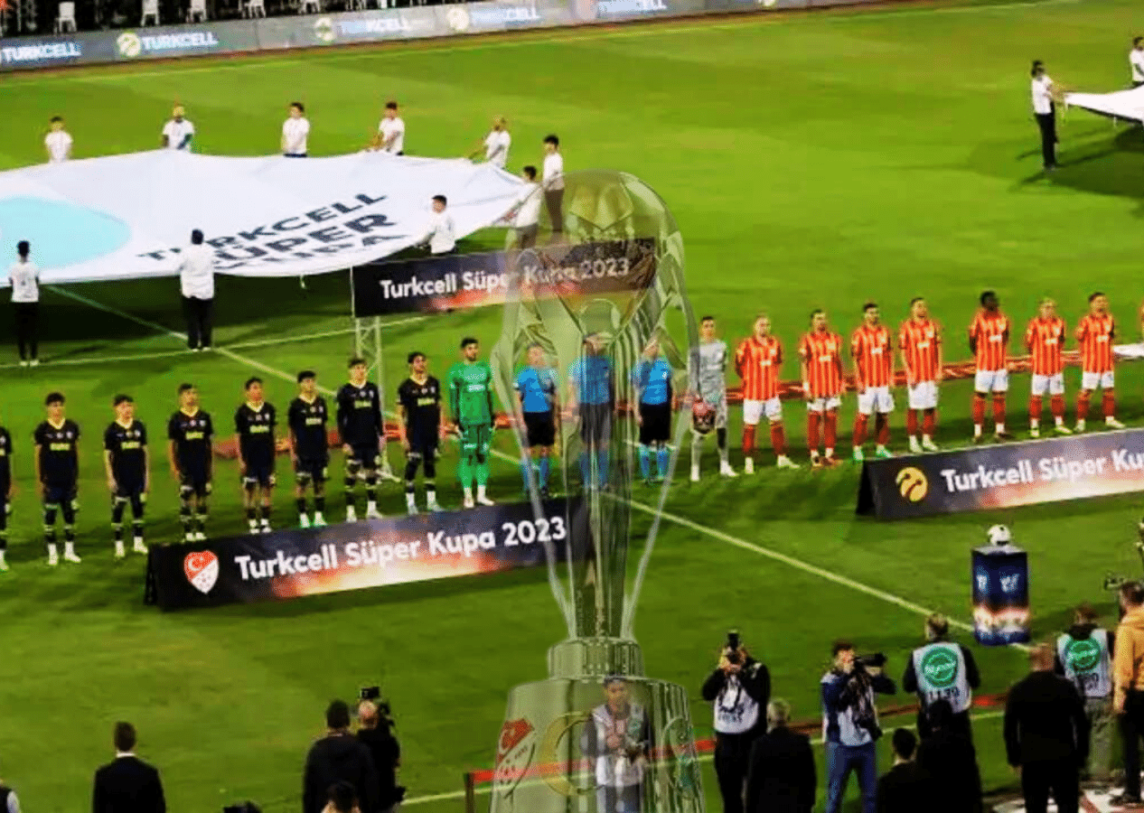 Tarihi Süper Kupa maçı tüm dünyada yankı uyandırdı! Dış basın Fenerbahçe'nin protestosunu manşetlerine taşıdı...