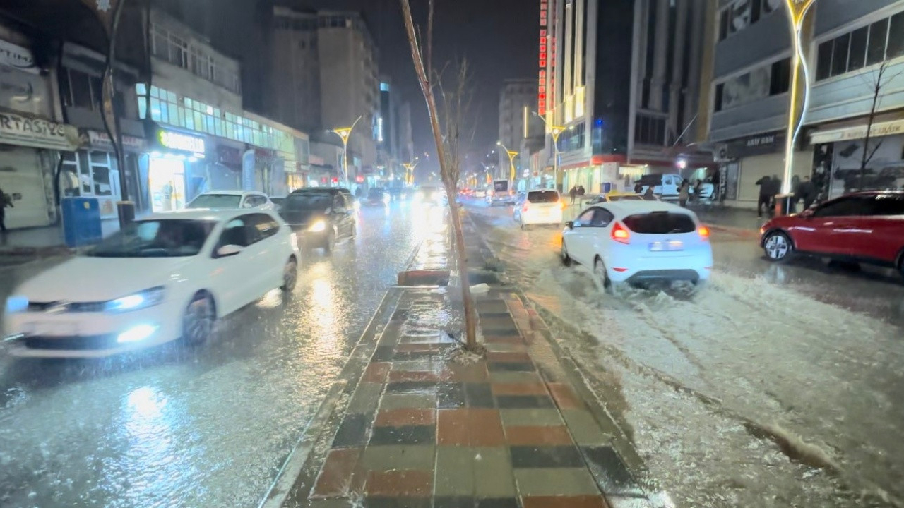 Hakkari'de sağanak hayatı felç etti! Caddeler göle döndü, araçlar suda yüzdü
