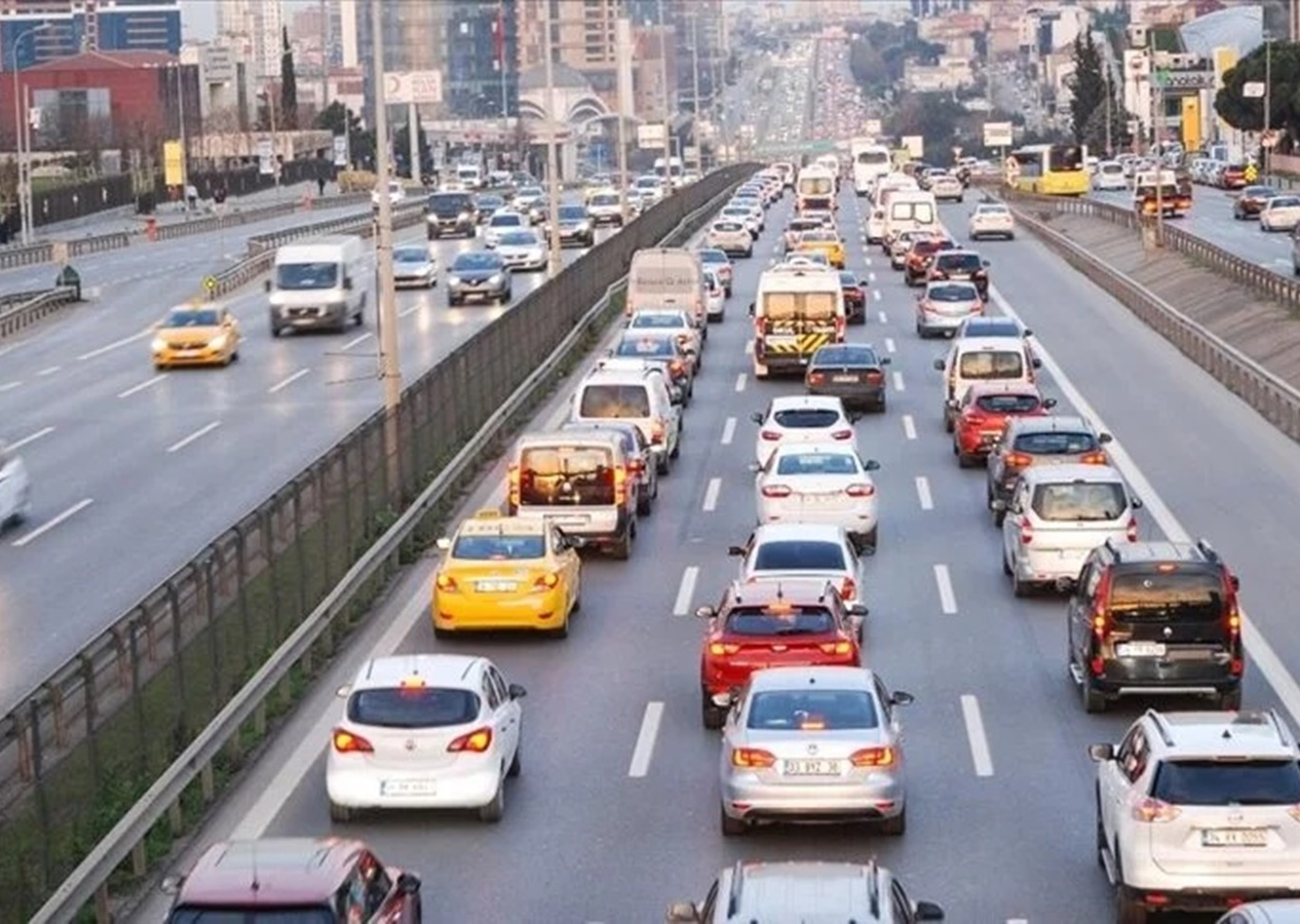 Bakan Yerlikaya duyurdu! Bayram tatilinin ilk gününde acı bilanço: 651 araç kaza yaptı, 9 can kaybı, bin 47 yaralı