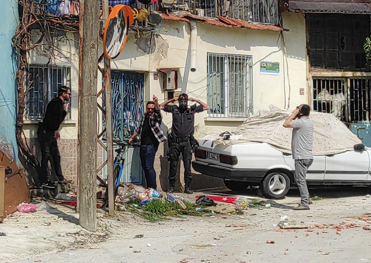 Burdur'da akılalmaz olay! Evde eline geçirdiğini yola fırlattı! Polislere kuru sıkıyla ateş açıp, baltayla saldırdı: 3 polis yaralandı