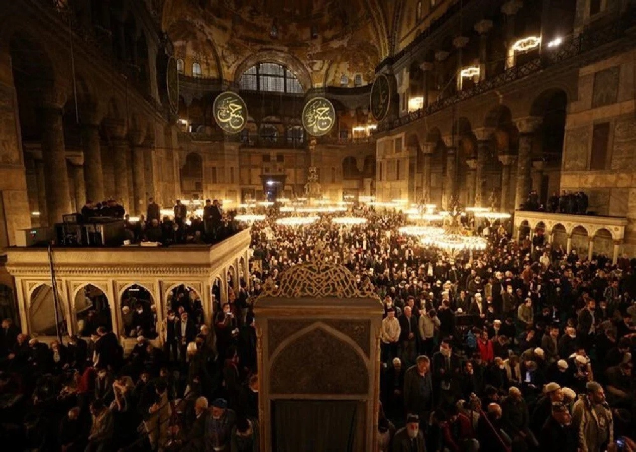 Ramazan ayı bitiyor! Camilerde son teravih yoğunluğu yaşandı...