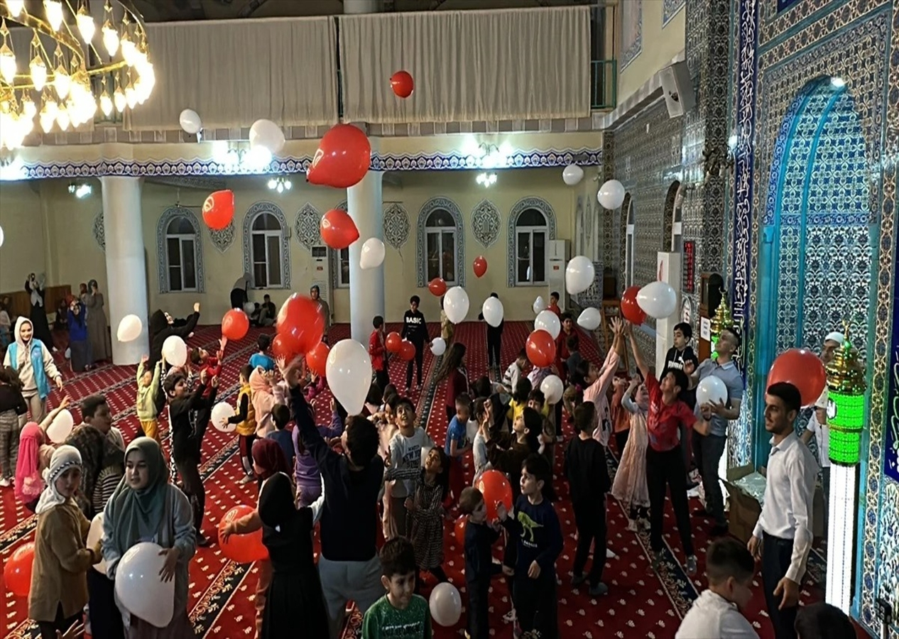 Dörtyol'da çocuklar Süleymaniye Camisi'nde eğlenceli vakit geçiriyor
